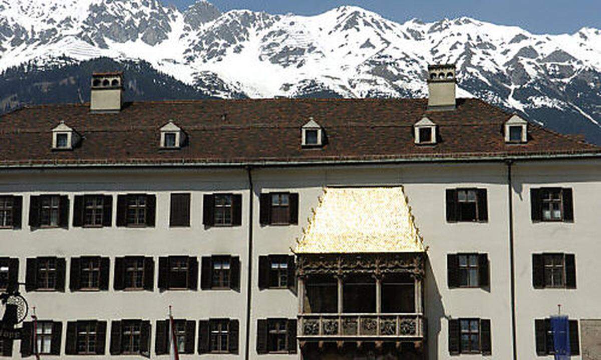Tiroler müssen sich ihr Geld nicht vom Goldenen Dachl runterkratzen. Führungskräfte verdienen mit 296.964 Euro 1,7 Prozent mehr als der Durchschnitt. Das Gehalt der Spezialisten beträgt 56.112 Euro (+0,2 Prozent).