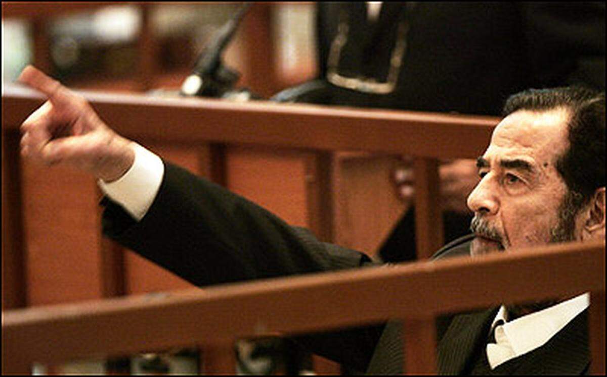 Wie wichtig es für Saddam Hussein ist, nicht das Gesicht zu verlieren, zeigte sich bei seinen Auftritten vor Gericht, wo er immer wieder erklärte: "Ich bin Saddam Hussein, Präsident der Republik Irak, und (US-Präsident George W.) Bush ist der Verbrecher!"
