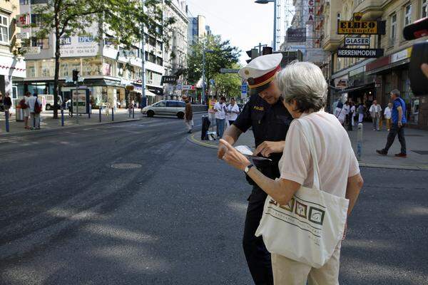 Am Freitag ist das neue Verkehrskonzept für die Mariahilfer Straße in Wien in Kraft getreten. Zwei Begegnungszonen und eine Fußgängerzone sollen die Einkaufsmeile beruhigen. Ein Lokalaugenschein.