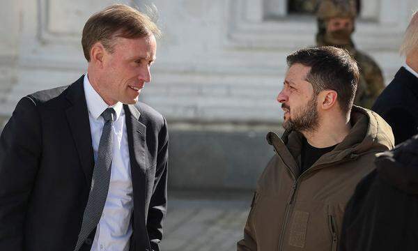Jake Sullivan (li.)  mit dem ukrainischen Präsidenten Wolodymyr Selenskij in Kiew am 20. Februar.