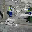 Arbeiter entsorgen Trümmer nach Drohnen-Zwischenfall.