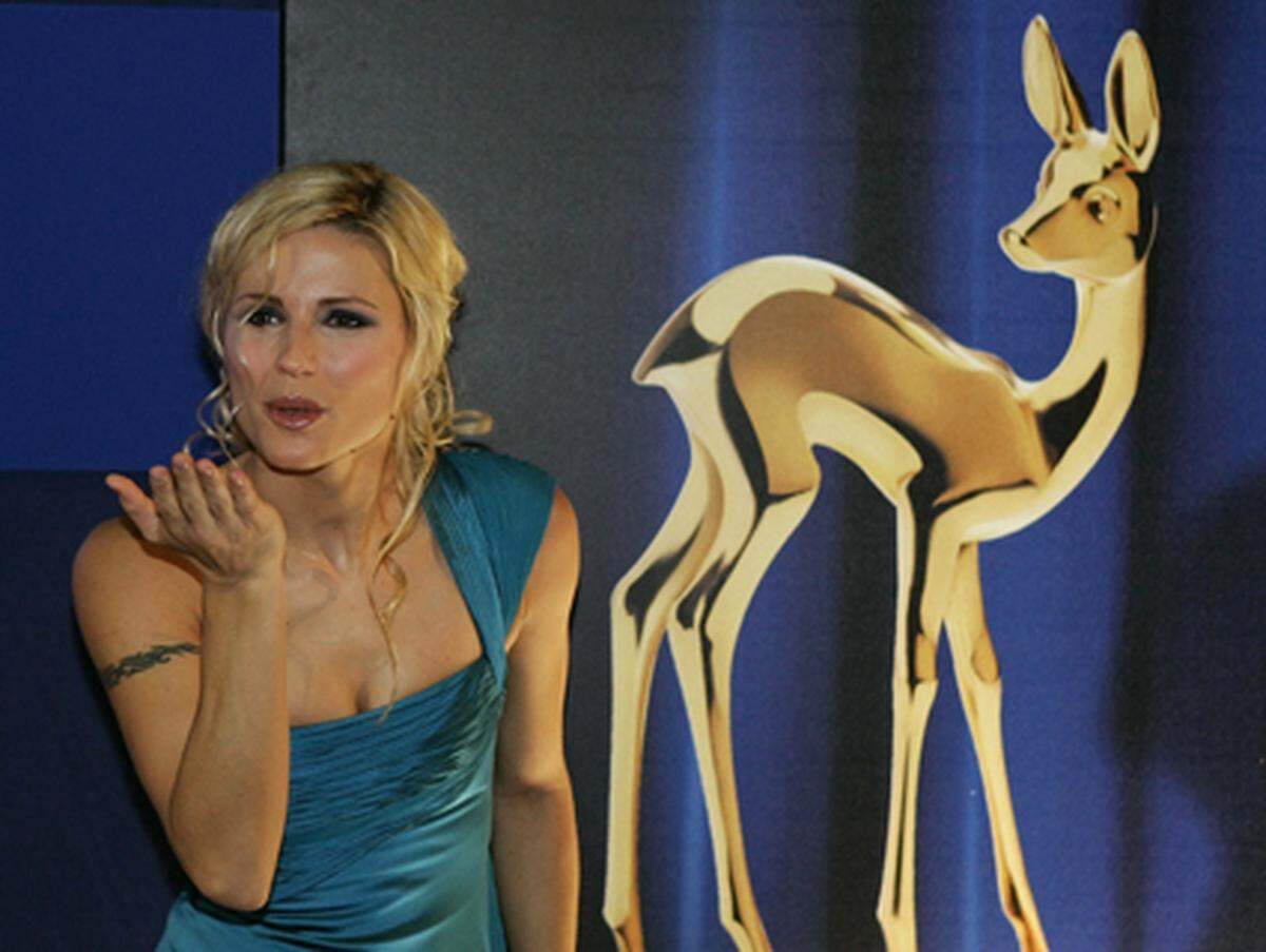 1996 moderierte Hunziker ihre erste TV-Show "I cervelloni". 1998 schaffte sie es mit der Comedyshow "Paperissima Sprint" sogar in die Prime Time.