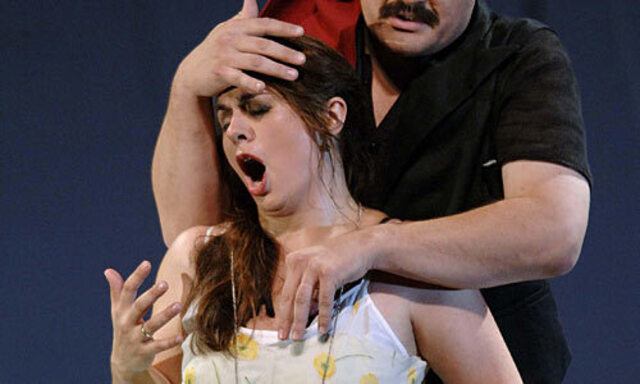 So machen's alle? (Im Bild: Maite Beaumont als Dorabella und Russel Baun als Guglielmo in Mozarts „Così fan tutte“, Salzburger Festspiele 2005.) Eine schwedische Untersuchung zeigt: Die Neigung von Männern zur Untreue wird auch von genetischen Faktoren beeinflusst. 