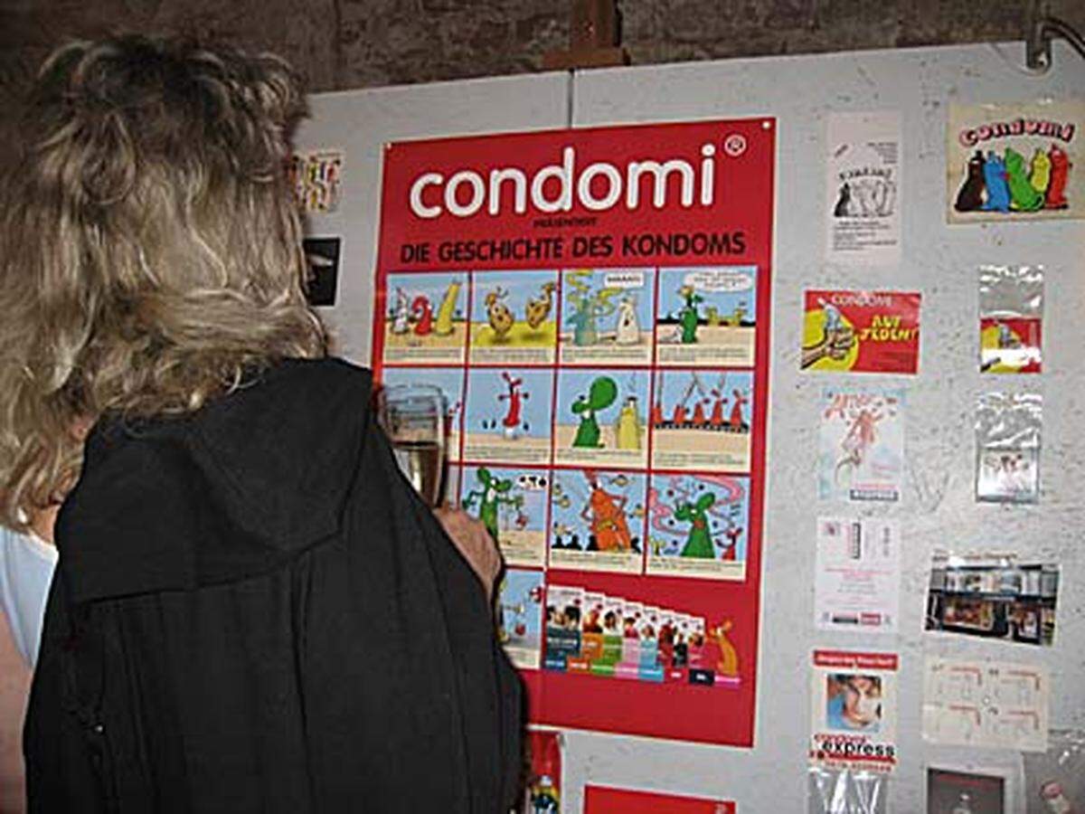 Darüber hinaus informiert Mack in der Ausstellung über die Geschichte des Kondoms - vom Schafsdarm bis zu den modernen Präservativen.