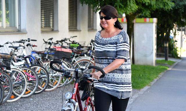 Einmal Gericht und retour: Gaby Burgstaller kam mit dem Fahrrad.