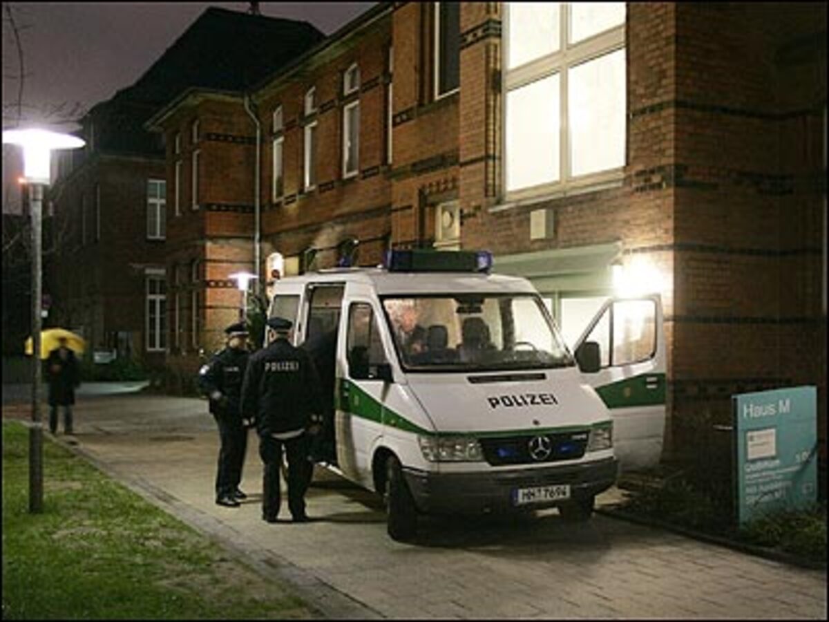 Die Behörden gehen nun Hinweisen auf einen möglichen Nuklearschmuggel nach. Es wird insbesondere darüber gerätselt, wieso der Agent mit der sündteuren Substanz hätte vergiftet werden sollen. Es wird von den deutschen Polizeibehörden nicht ausgeschlossen, dass in Russland produziertes Polonium über Deutschland nach London geschmuggelt wurde, um dort einen Verkauf anzubahnen.