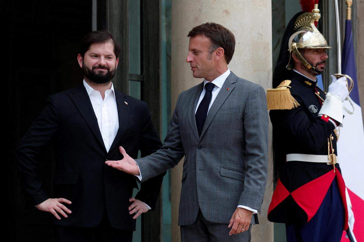 21. Juli:Begeistert sieht Chiles Präsident Gabriel Boric nicht aus, als ihn sein französischer Amtskollege Emmanuel Macron im Elysee Palast in Paris begrüßt.