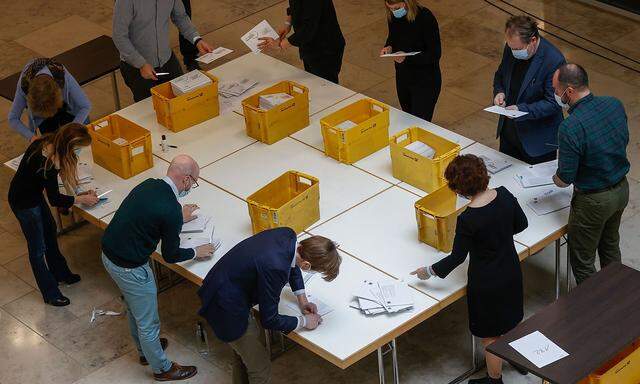 Um auch auf Nummer sicher zu gehen, gaben die CDU-Delegierten nach der Online-Wahl auch per Post ihre Stimme ab.