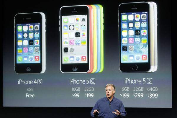 Apple hat Anfang September erstmals gleich zwei neue iPhone-Modelle vorgestellt: Das iPhone 5C und das iPhone 5S. Das 5C soll ein billiges Kunststoff-Modell sein, das zwar in den USA um 99 Dollar erhältlich sein wird - etwa in China aber 733 Dollar kosten soll. In Europa sollen ohne Vertrag 599 Euro fällig werden. Das iPhone 5S ist die Fortsetzung der gewohnten Serie und sieht seinem Vorgänger zum Verwechseln ähnlich. Die älteren Modelle werden billiger - in den USA wird es das iPhone 4S erstmals mit Vertrag kostenlos geben.