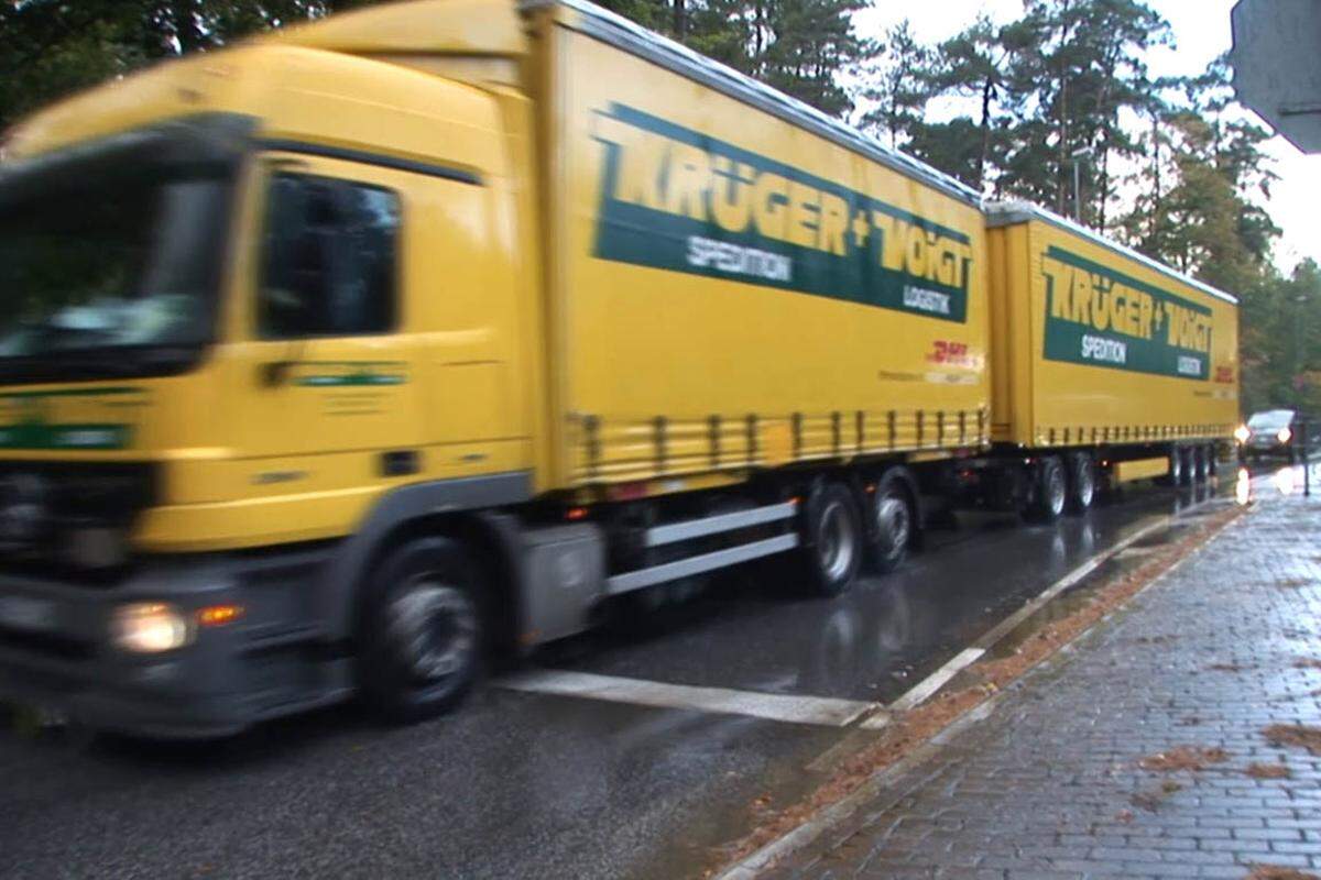 Auf den ersten Blick sieht das Gigaliner-Konzept auch umweltfreundlich aus. Man kann mit zwei dieser Fahrzeuge gleich viel Fracht transportieren, wie mit drei herkömmlichen Lkw.