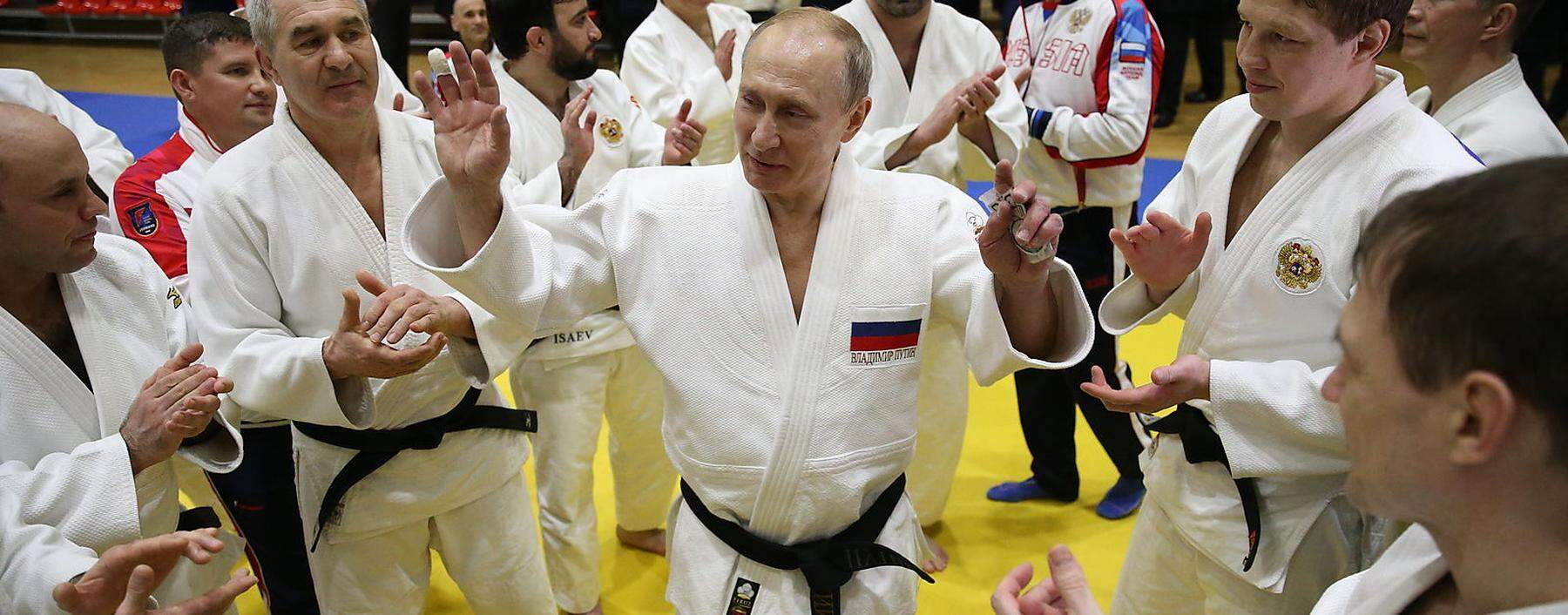 Putin beim Judo. Dutzende Entscheidungsträger in Wirtschaft und Politik tun es ihm gleich.