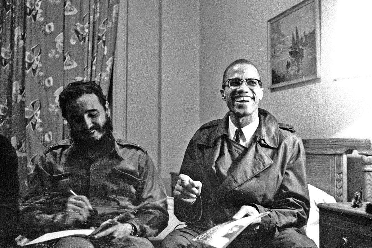 Mit harter Hand baut der „Máximo Líder“ sein Land um. Großgrundbesitzer und ausländische Firmen werden enteignet, die Medien kontrolliert. Die USA reagieren mit einem Handelsembargo. Aus Moskau kommt dafür finanzielle Unterstützung.  Bild: Castro mit Malcolm X  