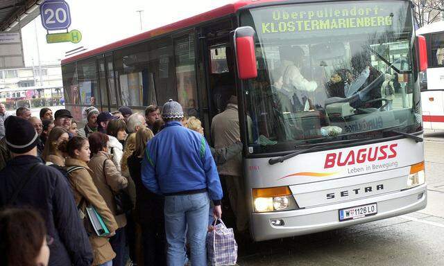 Symbolbild: Pendler am Busbahnhof am Südbahnhof