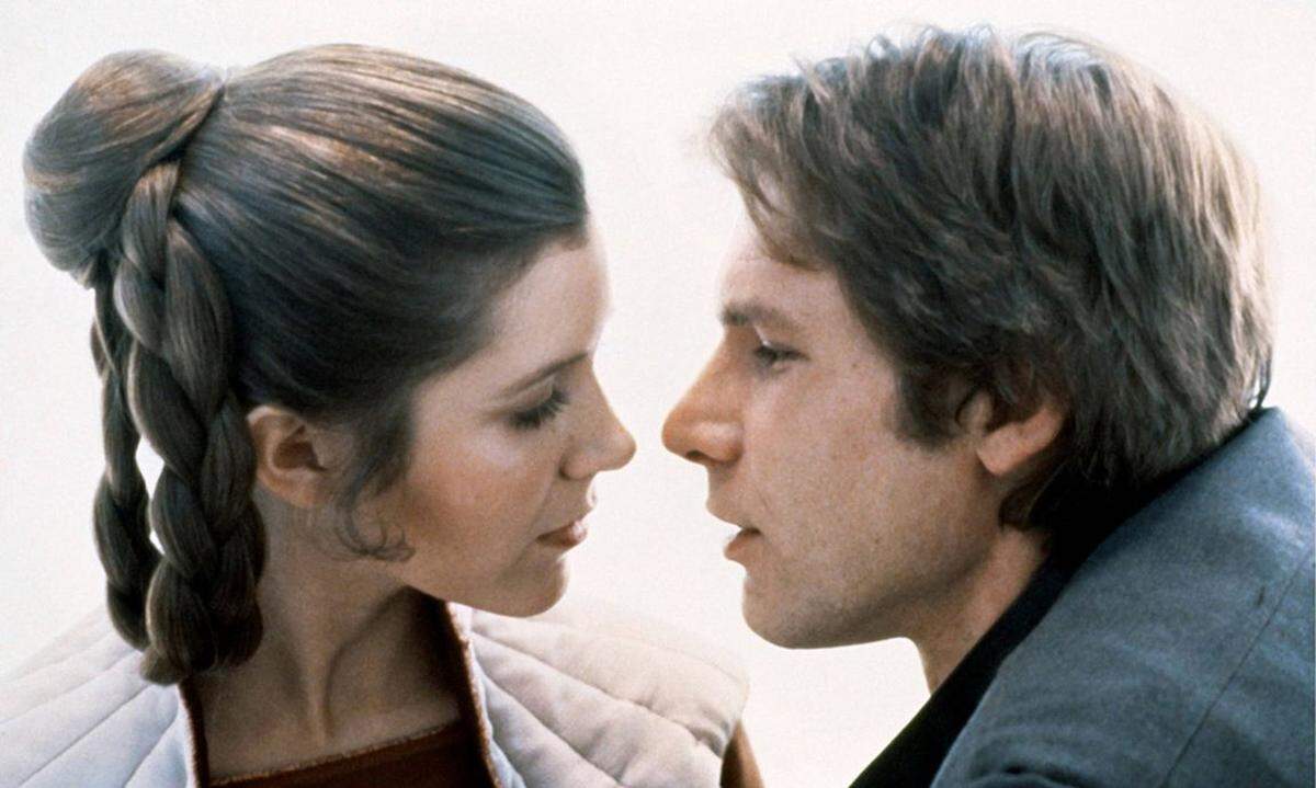 Wer in den späten 70ern oder frühen Achtziger Jahren mit "Star Wars" aufgewachsen ist, hat mit Sicherheit Han Solo (gespielt von Harrison Ford, der in den 80ern mit Indiana Jones eine weitere Kultfigur dieser Ära verkörperte) idolisiert. Keine Figur der Fantasy-Saga war verwegener, witziger, kantiger. Nun kehrt Han Solo - nach einem weiteren starken Auftritt Fords in "The Force Awakens" (2015) - auf die Kinoleinwände zurück. Im "Star Wars"-Spin-off mit dem schlichten Titel "Solo" lernen wir erstmals den jungen Han kennen. Text: mtp