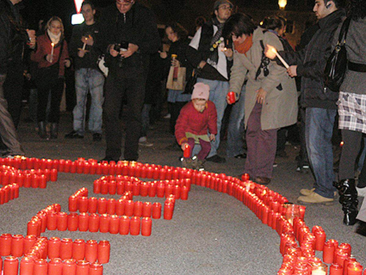 Hinter dem Rathaus fand die Aktion "Wiener Lichter" statt, bei der Kerzen symbolisch gegen die "dunkle Vergangenheit" entzündet wurden.
