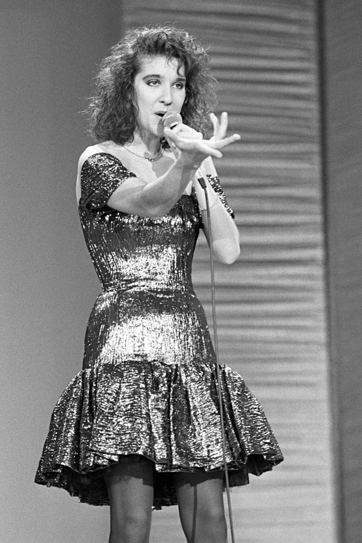 1988. ... die junge Céline Dion? Mais oui. Mit „Ne partez pas sans moi“ verhalf die Kanadierin dem türkischen Songwriter Atilla Şereftuğ und den Eidgenossen zu ihrem zweiten (nach dem glorreichen 1956er-Debüt) und bisher letzten Sieg.