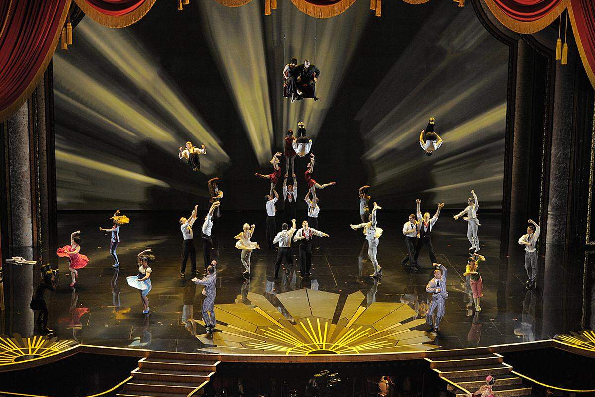 Eine Premiere bei der Show: Der Cirque du Soleil hatte einen Auftritt - und feierte ebenfalls das Kino der Vergangenheit.