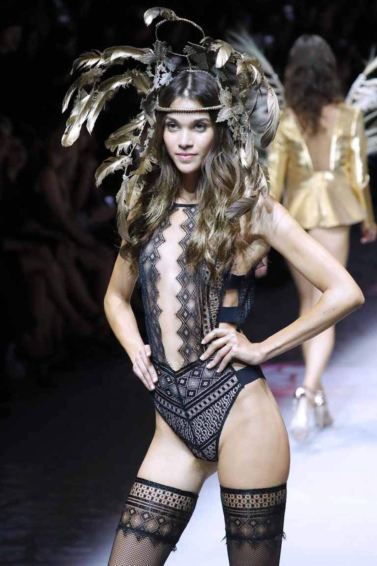Ganz nach dem Vorbild von Victoria's Secret zeigte das französische Unterwäschelabel Etam im Zuge der Pariser Modewochen eine aufwendige Show.