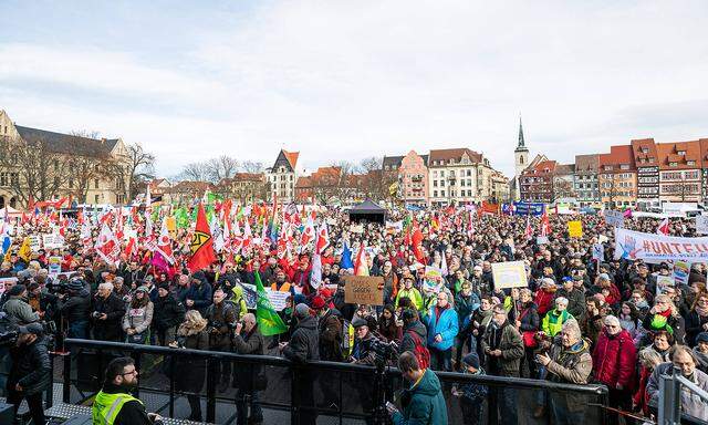 Großdemonstration in Erfurt nach der umstrittenen Ministerpräsidentenwahl.
