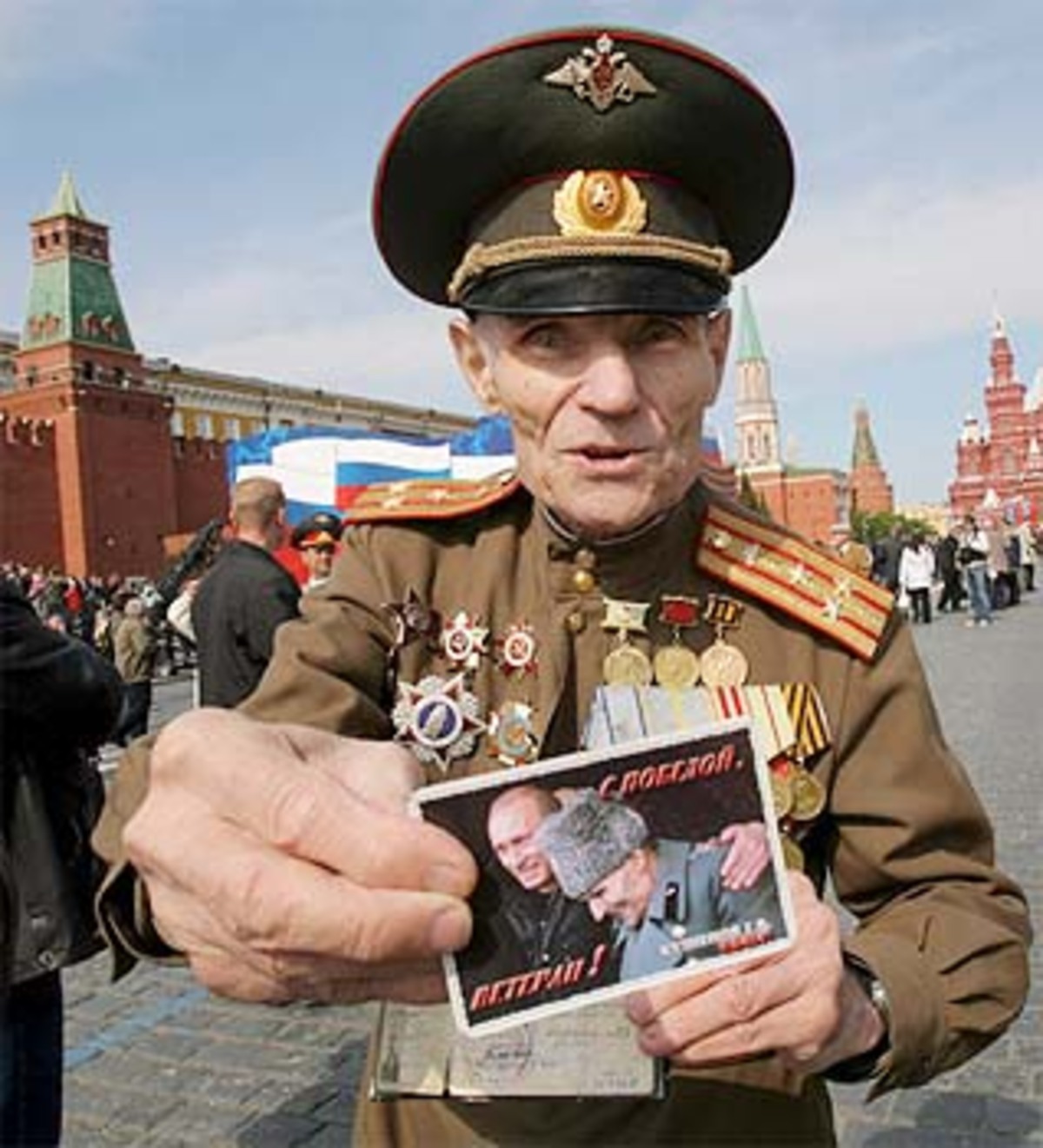 Auch Tausende Veteranen und Ehrengästen verfolgten den Aufmarsch.