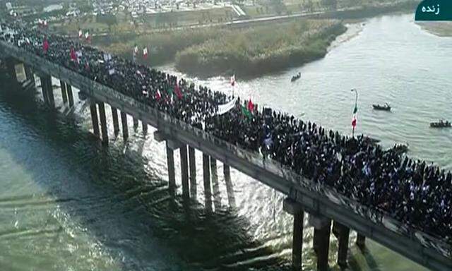 Mehrere Tage nach Beginn der Proteste im Iran sind nun auch die Regimetreuen auf die Straßen gegangen, wie hier in Ahvaz. 