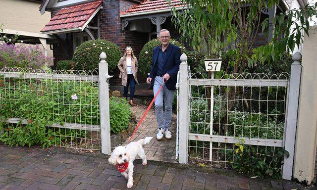 Anthony Albanese, recht salopp, vor seinem Haus in Sydney mit Hündchen Toto und seiner Freundin, Jodie Haydon. 
