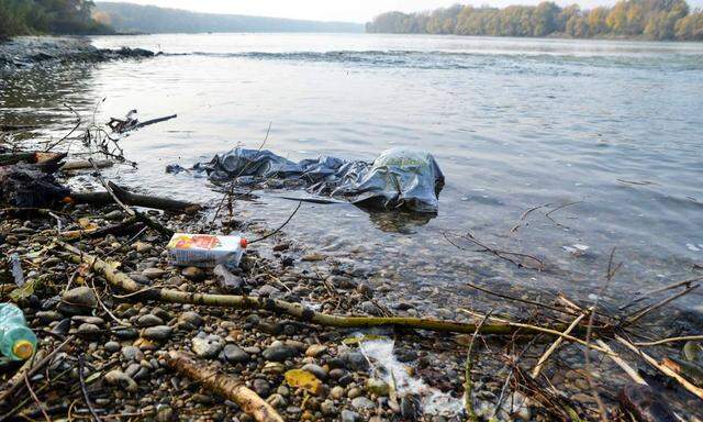 Abfälle von Haushalt, Sport und Freizeit prägen an manchen Stellen das Ufer der Donau. Viel Plastikmüll wandert auch „unsichtbar“ im Wasser bis zum Meer.