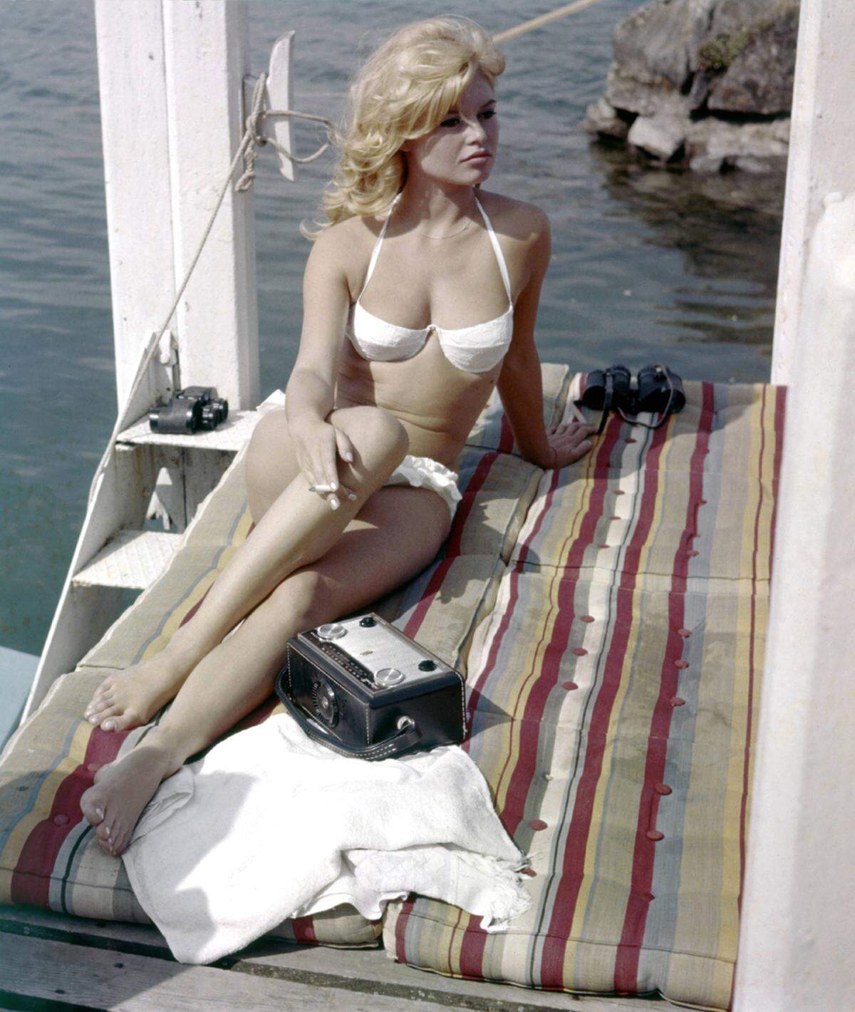 Brigitte Bardot hat bereits 1952 im Film "The Girl in a Bikini" den Zweiteiler salonfähig gemacht. Zehn Jahre später verhalft sie dem Bikini zum Durchbruch.