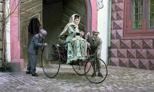 Bertha Benz: die Nachstellung ihrer Ausfahrt mit zwei Söhnen, 1888.