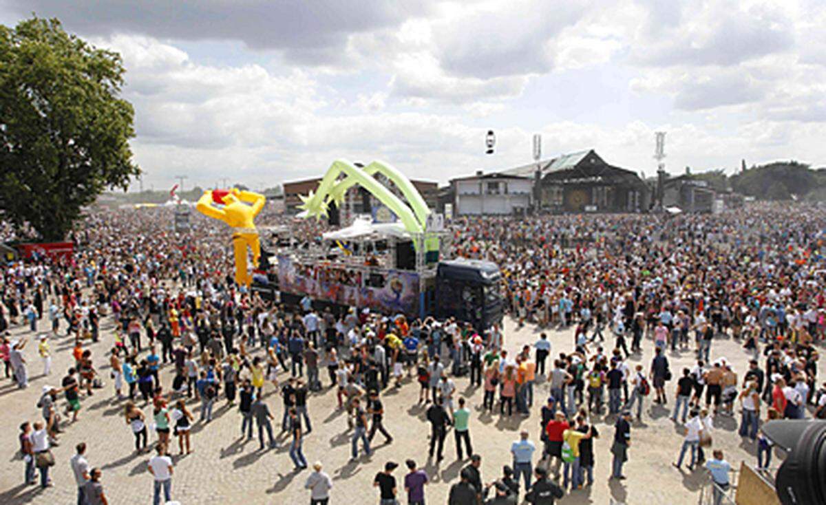 Die dritte Loveparade im Ruhrgebiet war am Nachmittag friedlich gestartet.