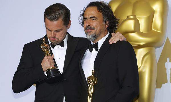 Scorseses oftmaliger Star Leonardo DiCaprio brauchte im Vergleich "nur" vier Anläufe innerhalb von 12 Jahren, ehe er seinen verdienten Oscar für "The Revenant" in Händen hielt.  Im Bild: DiCaprio mit "The Revenant"-Regisseur Alejandro G. Iñárritu