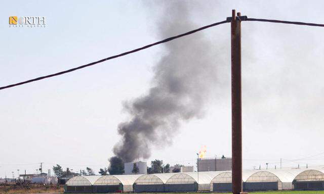 In Qamischli, im Norden Syriens, steigt Rauch auf. Seit dem Wochenende fliegt die Türkei im Nordirak und in Nordsyrien Luftangriffe.