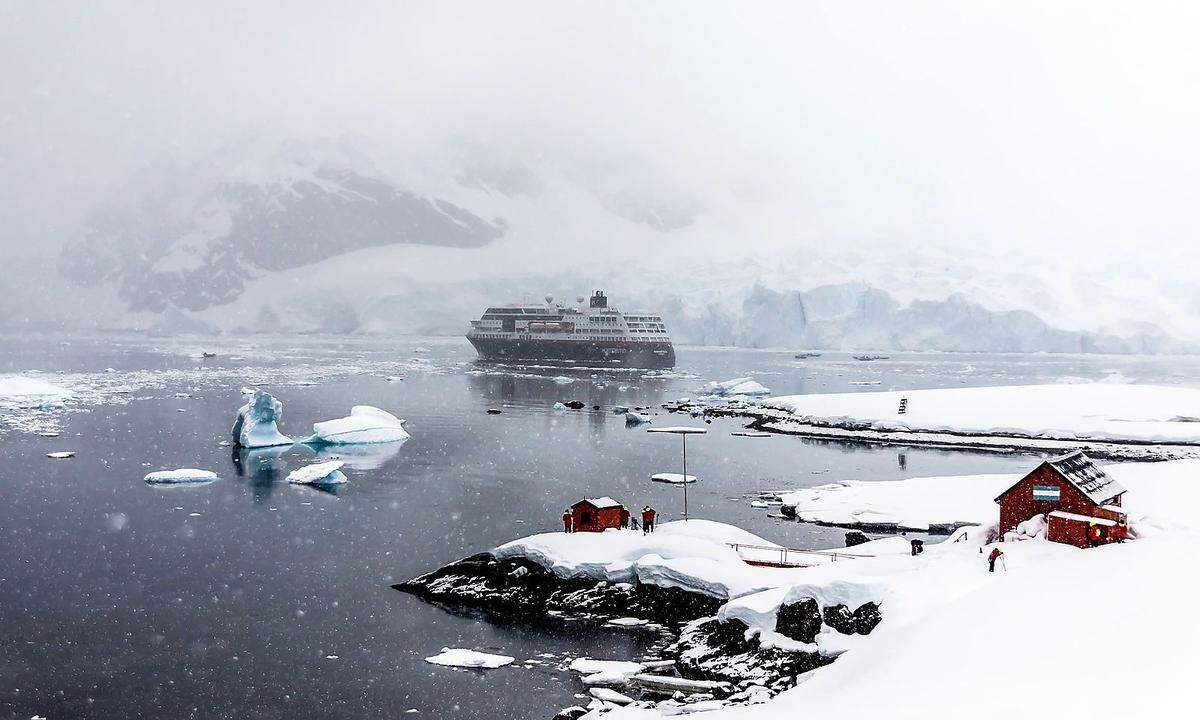 Klimaschutz hin oder her - der Erlebnisurlaub muss trotzdem sein. Die Geschichte von der Eiswanderung in der Antarktis darf auf der nächsten Dinnerparty nicht fehlen!