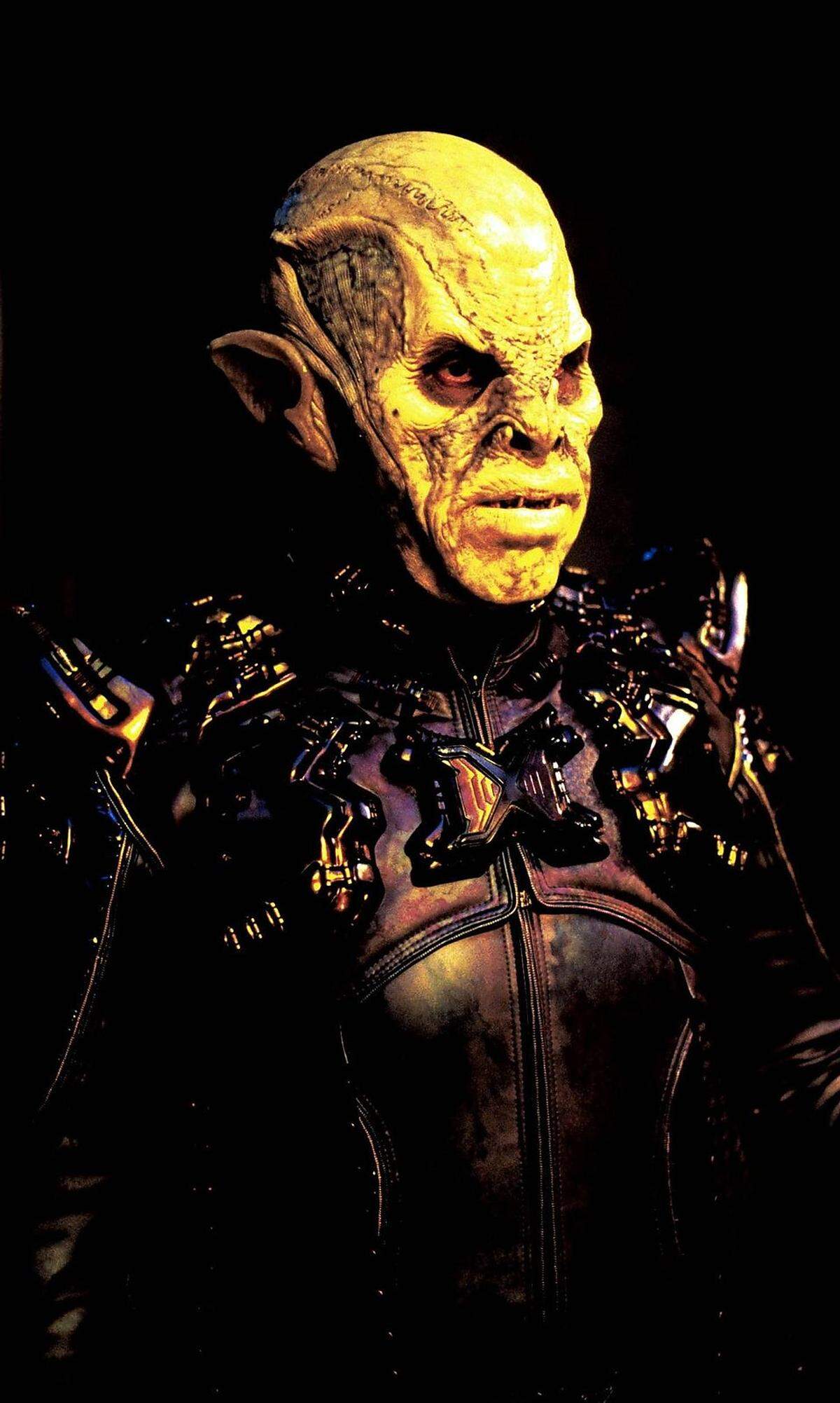 Nicht einmal erahnen kann man, wer sich wohl unter der Maske des Viceroy in "Star Trek Nemesis" befinden könnte.