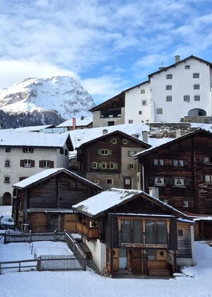 Das historische Oberdorf von Splügen in Graubünden. Alle Waren mussten hier vorbei – und weiter über den Splügenpass. Das Dorf wurde 1995 mit dem renommierten Wakkerpreis ausgezeichnet.