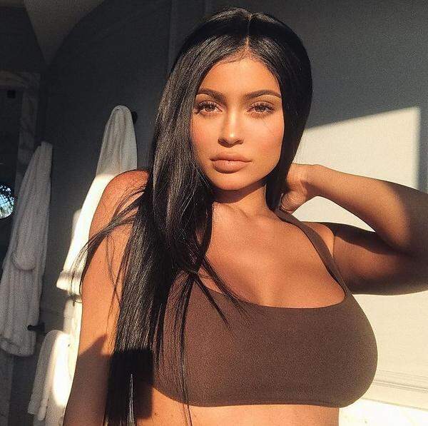 Apropos Instagram: 98 Millionen Menschen haben Jenners Fotoseite auf der Social-Media-Plattform abonniert. Jenner wusste, die Fanscharen flugs in gutes Geld zu verwandeln...