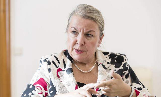 Ministerin Beate Hartinger-Klein will den Mutter-Kind-Pass auf die Volljährigkeit ausdehnen.
