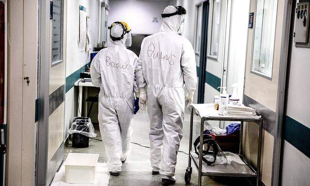 Pflegekraefte im Athener Universitaetskrankenhaus ATTIKON mit spezieller Schutzausruestung gegen das Coronavirus vor ihrer