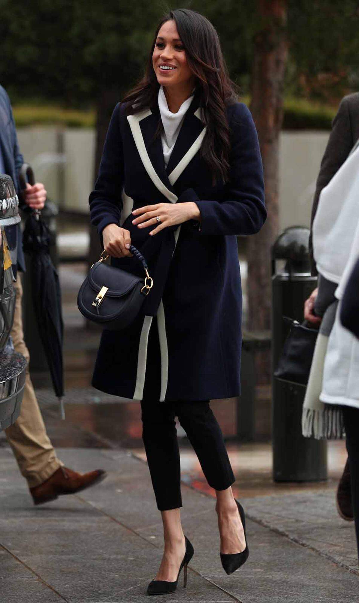 Nach ihrer überraschenden Taufe in der Church of England trat Markle in Birmingham im erwachsenen Klosterschüler-Look von J.Crew auf. Wenig überraschend ist der Mantel mittlerweile ausverkauft. 