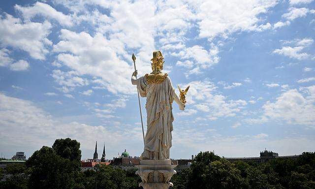 Die Statue der Pallas Athene wurde restauriert und neu vergoldet.