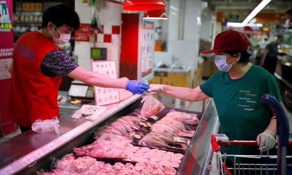 Wenn die Konsumenten nämlich wissen würden, dass das Backhendl aus Thailand und das Schnitzel aus China stammt, würden sie es vielleicht nicht so gern bestellen. 