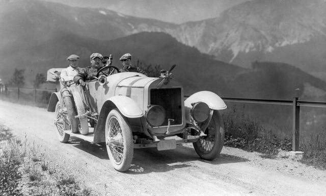 Alexander Graf Kolowrat, 24, am Steuer seines siegreichen 20 PS Laurin & Klement, Alpenfahrt 1910. Unter den Passagieren: Chauffeur und Kontrollor.