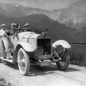 Alexander Graf Kolowrat, 24, am Steuer seines siegreichen 20 PS Laurin & Klement, Alpenfahrt 1910. Unter den Passagieren: Chauffeur und Kontrollor.