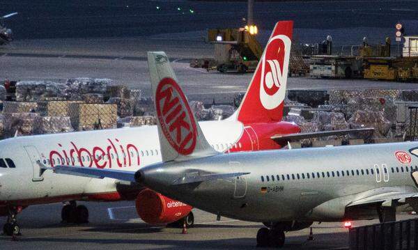 Trotz jahrelanger Millionenspritzen von der arabischen Etihad findet Air Berlin für ihre Tochter Niki kein tragfähiges Geschäftsmodell. Im August 2017 melden die Deutschen Insolvenz an, am 13. Dezember folgte die Niki-Pleite. Eigentlich sah alles danach aus, als ob die Fluglinie an die britisch-spanischen Gruppe IAG/Vueling geht, dann am 23. Jänner die überraschende Wende: Im dritten Anlauf kommt doch Gründer Niki Lauda zum Zug. 