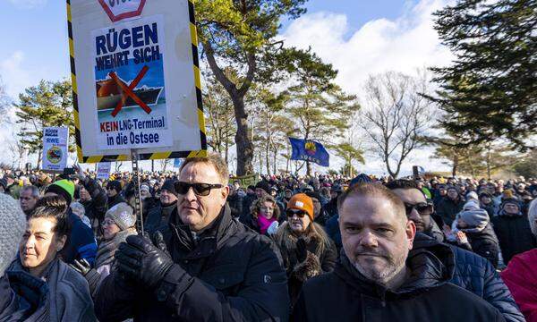 Einwohner und Klimaaktivisten stellen sich gegen den Bau eines Flüssiggas-Terminals in Mecklenburg-Vorpommern