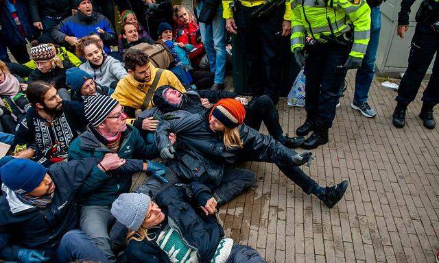 Auch in Amsterdam wurden mehrere Wege bon "Extinction Rebellion"-Aktivisten blockiert, es gab mehrere Festnahmen.