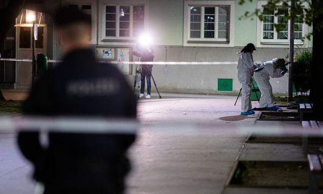 Mitarbeiter der Spurensicherung an einem der Tatorte. In diesem Jahr gab es in Österreich bereits 31 mutmaßliche Frauenmorde. 