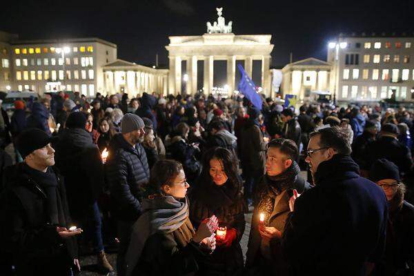 Vor dem Brandenburger Tor in Berlin versammelten sich Hunderte Menschen, um den Opfern des bewaffneten Angriffs auf die Pariser Redaktion zu gedenken.
