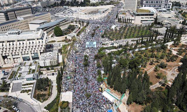 Die Proteste in Israel gegen die Justizreform der Regierung nahmen am Montag nach der Entlassung des Justizministers zu - hier eine Luftaufnahme aus Jerusalem.