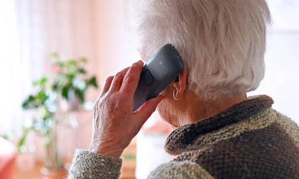 Ältere Personen werden besonders oft Opfer von Betrugsanrufen, aber nicht nur: „Es kann jeden treffen“, sagt Innenminister Gerhard Karner.